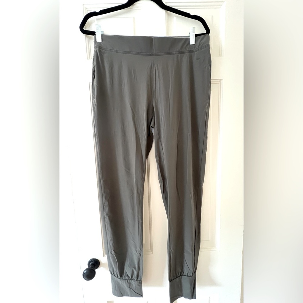 Nike- Dry-fit jogger in khaki green